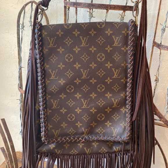 🎉 HOST PICK‼️ GORGEOUS AUTHENTIC LOUIS VUITTON REVAMPED CROSSBODY BAG‼️ - Picture 1 of 16